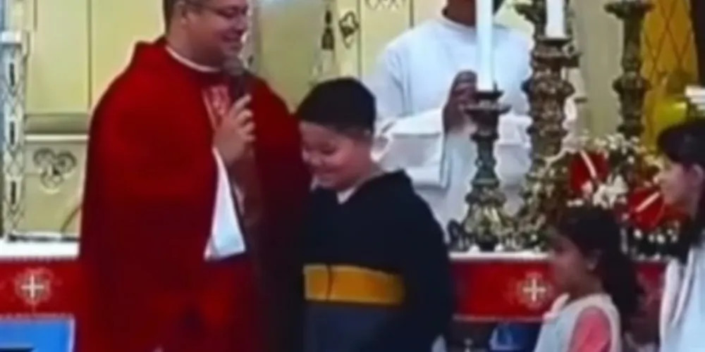 Alguns jovens estavam em uma fila e falavam com o padre