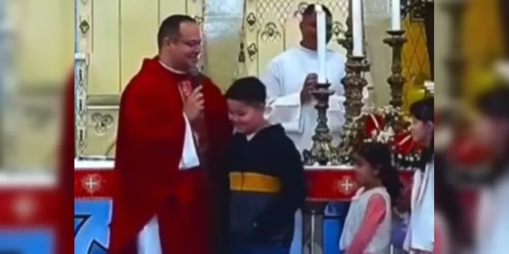 Alguns jovens estavam em uma fila e falavam com o padre