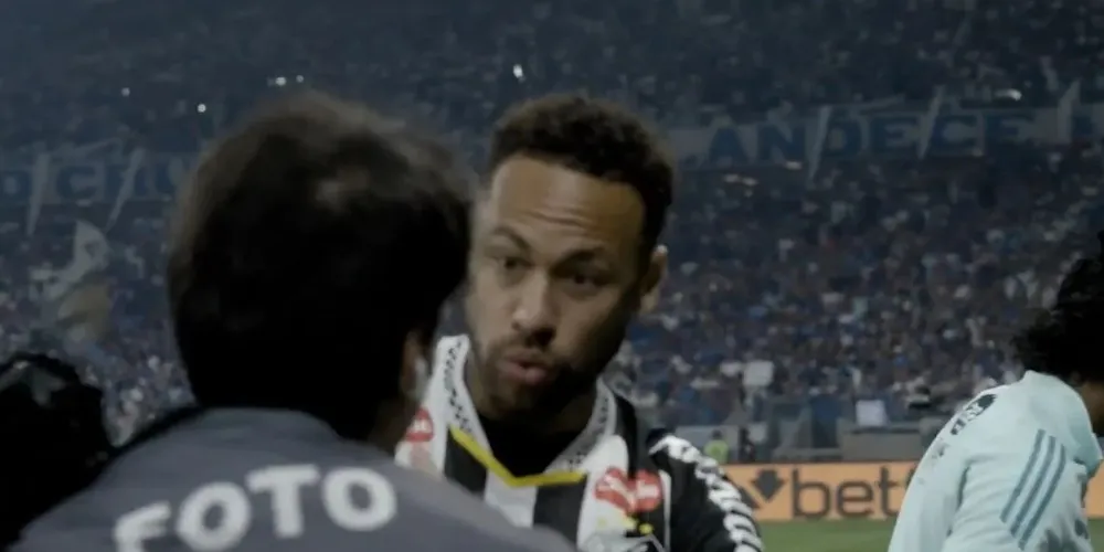 Momento em que Neymar e o fotógrafo se esbarram