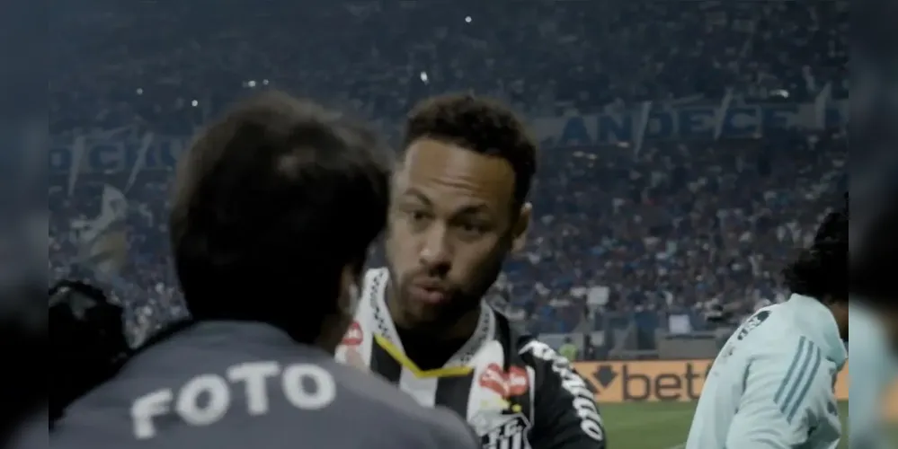 Momento em que Neymar e o fotógrafo se esbarram