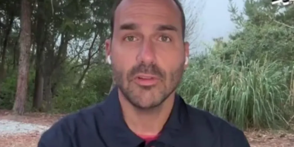 Na publicação, feita em inglês, Eduardo afirma que está sendo perseguido por políticos