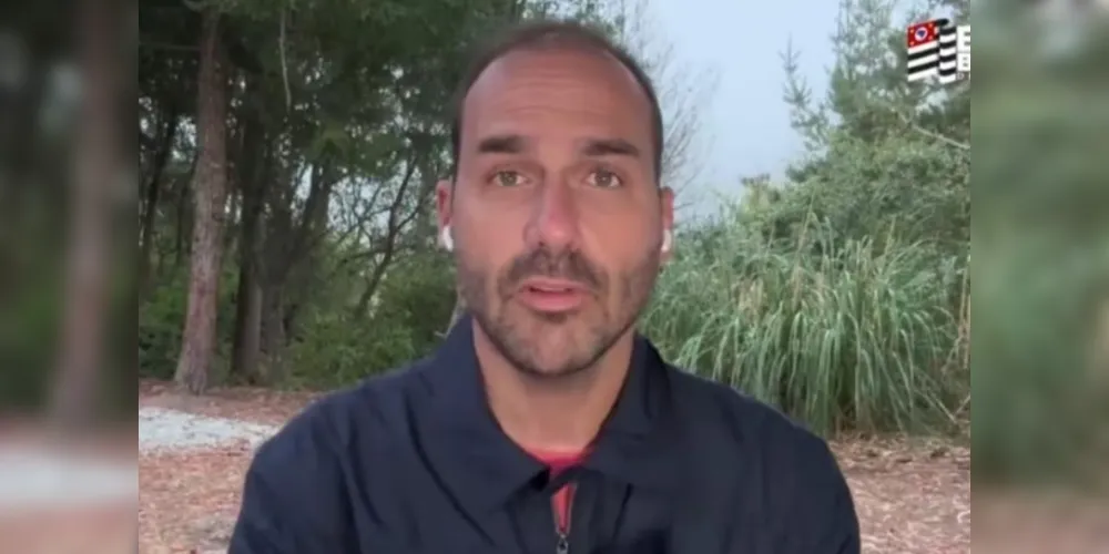 Na publicação, feita em inglês, Eduardo afirma que está sendo perseguido por políticos