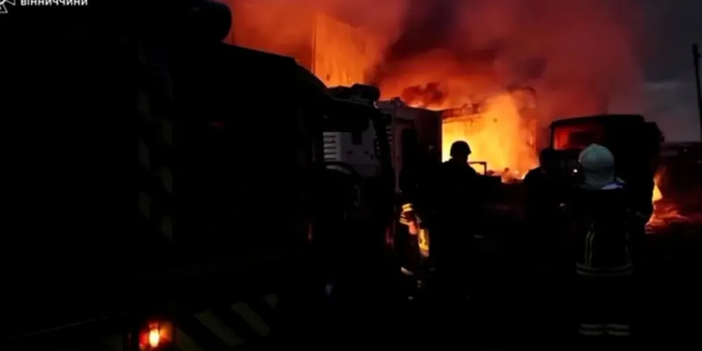 Bombeiros apagam incêndio na Ucrânia causado por ataque da Rússia