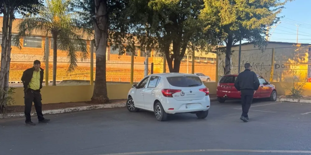 Imagem mostra veículo conduzido pela mulher em estacionamento do Detran DF