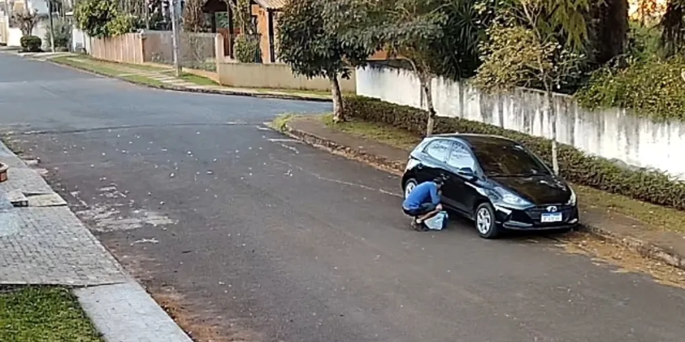 Homem riscou as laterais do veículo