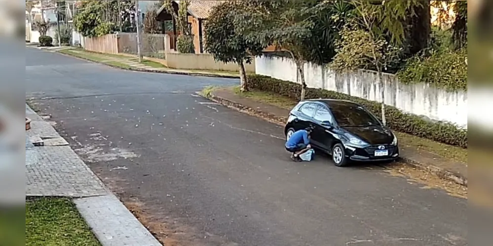 Homem riscou as laterais do veículo
