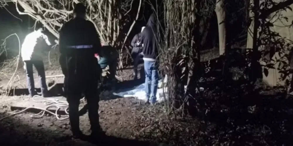 O homem contou com o apoio de dois adolescentes, que o auxiliaram na ocultação dos corpos