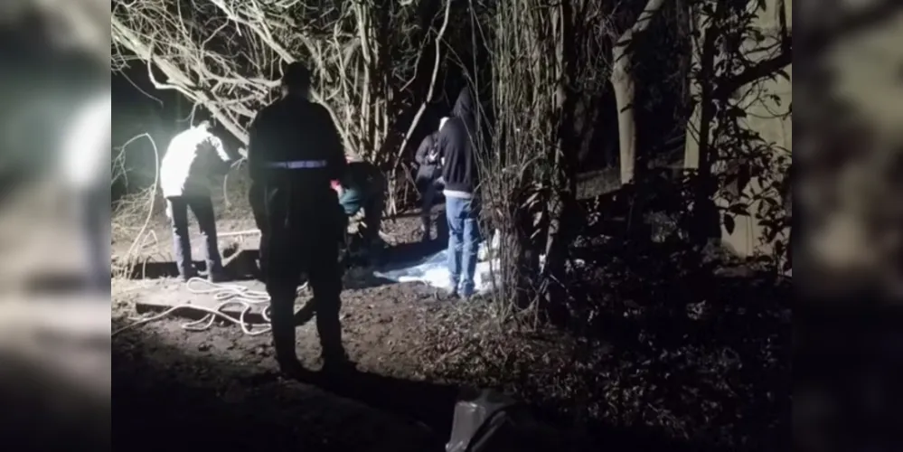 O homem contou com o apoio de dois adolescentes, que o auxiliaram na ocultação dos corpos