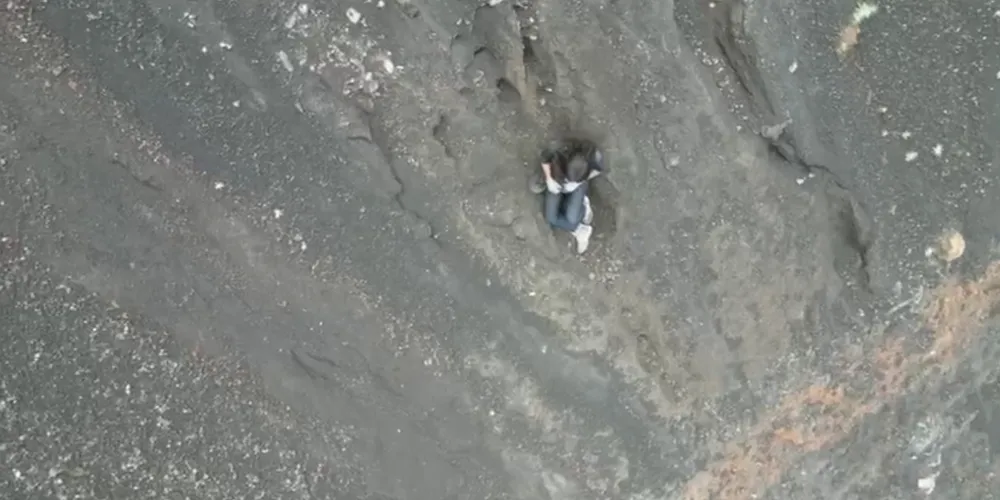 Durante a trilha, Juliana tropeçou, escorregou e caiu a uma distância de cerca de 300 metros