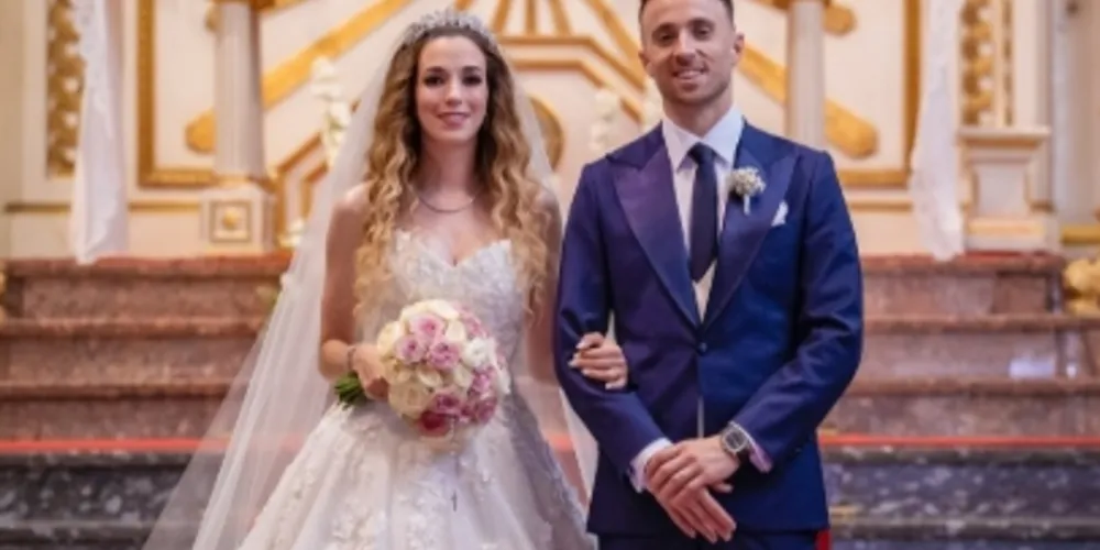 Segundo a polícia espanhola, durante uma ultrapassagem, o pneu do carro teria estourado, o que causou o acidente. O veículo foi encontrado completamente carbonizado e foi necessária a realização de um exame de DNA para identificação dos corpos.