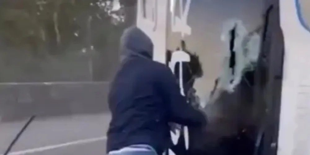 Bombeiros utilizaram 12 mil litros de água para conter o incêndio