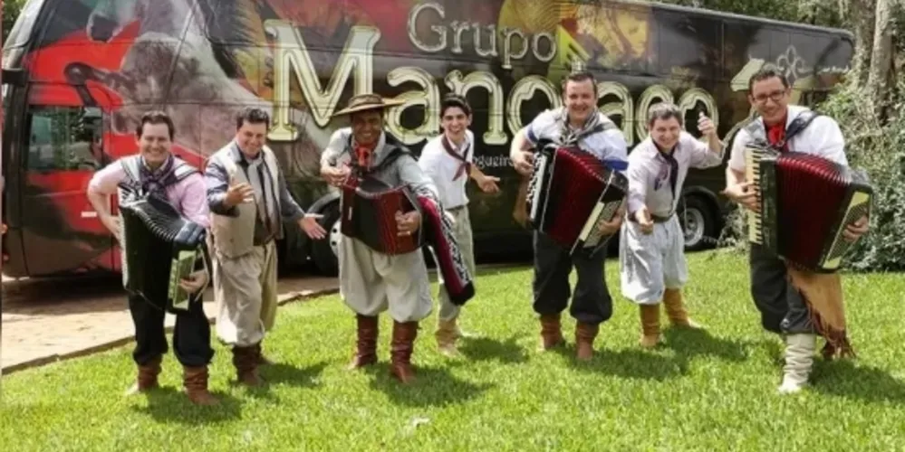 Grupo Monotaço se apresenta no palco principal