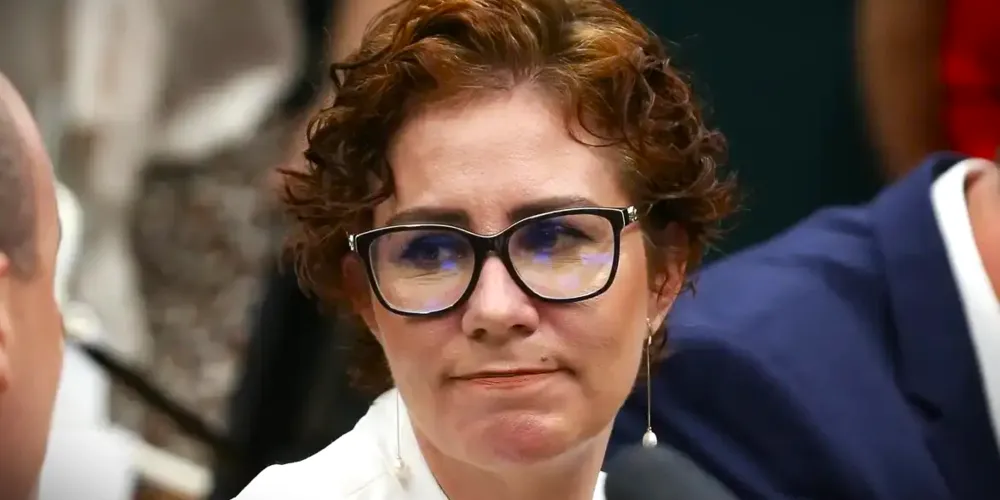 Carla Zambelli deixou o Brasil e foi localizada em Roma