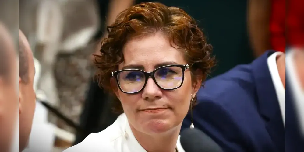 Carla Zambelli deixou o Brasil e foi localizada em Roma