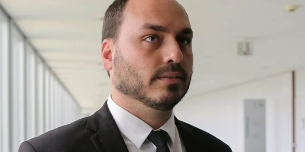 Carlos Bolsonaro estava com a pressão alterada