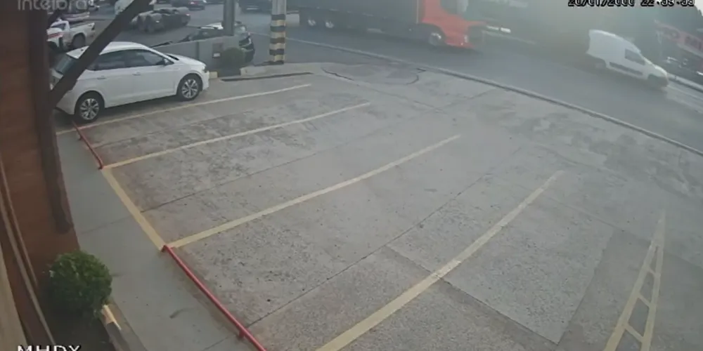 Imagem ilustrativa da imagem Veja por outro ângulo momento em que carreta perde controle na BR-376