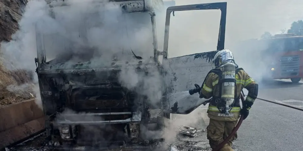 O Corpo de Bombeiros foi acionado para conter a chamas
