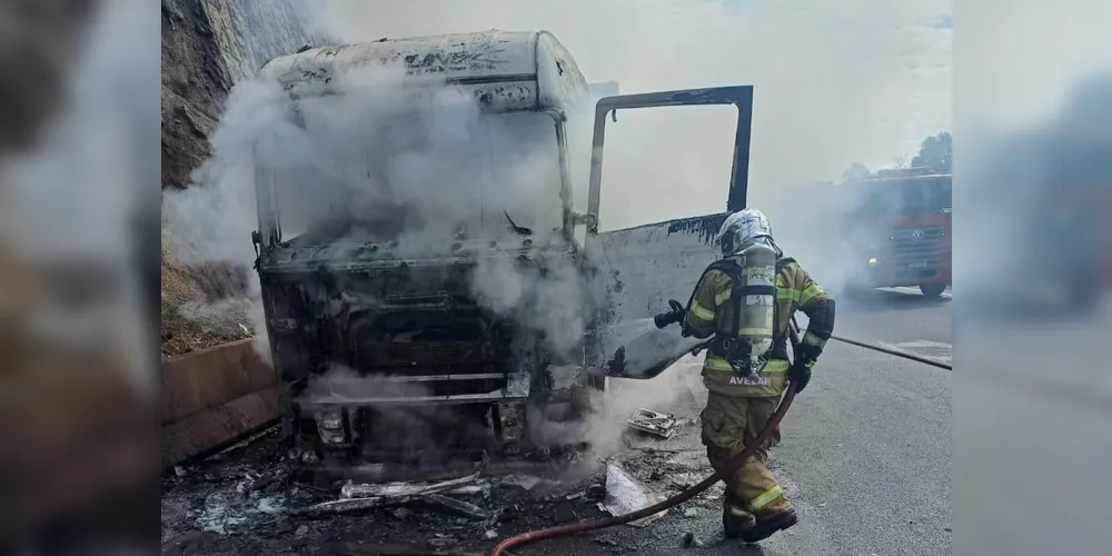 O Corpo de Bombeiros foi acionado para conter a chamas