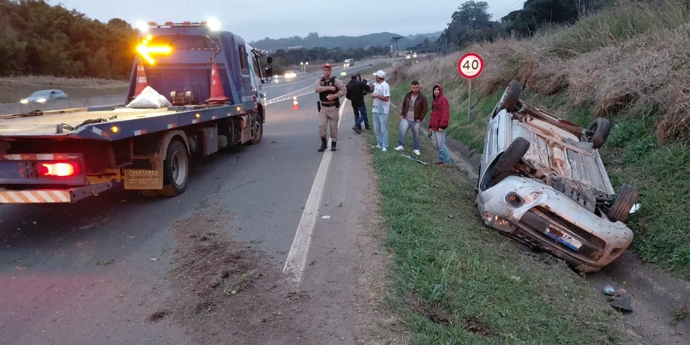 Carro foi parar em vala de drenagem