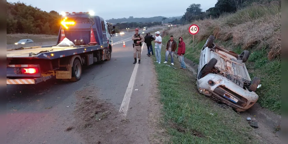 Carro foi parar em vala de drenagem
