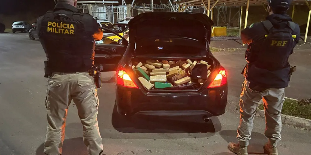 Carro é apreendido em Irati com 200 quilos de maconha.