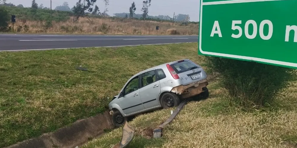 Motorista perde o controle e veículo vai parar dentro de canaleta.