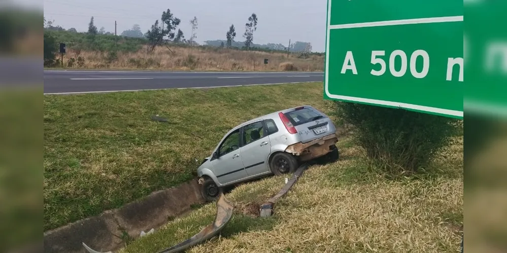Motorista perde o controle e veículo vai parar dentro de canaleta.