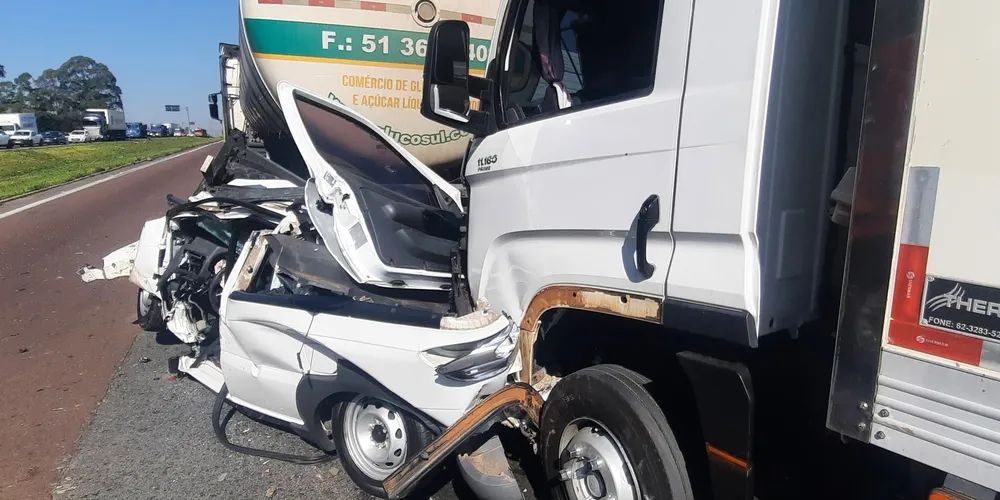 Carro fica totalmente destruído após acidente no contorno sul, em Curitiba