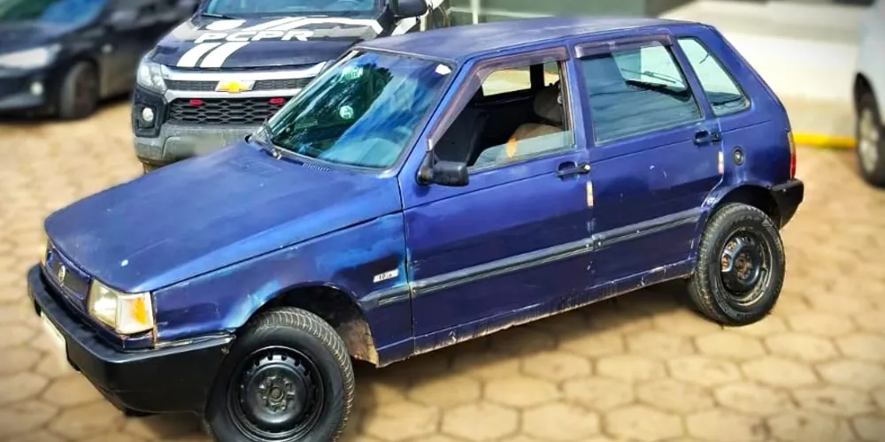 Fiat Uno foi deixado para realizar um conserto no cano de escape