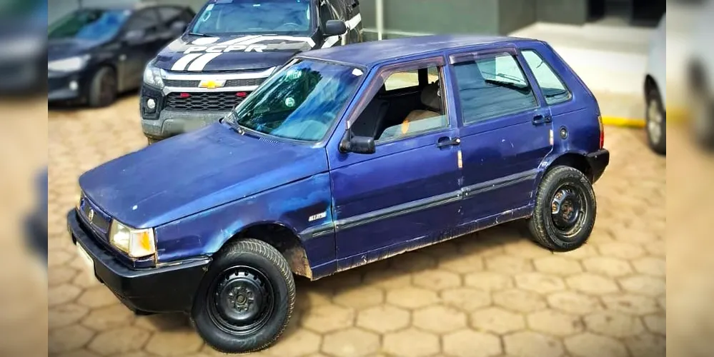 Fiat Uno foi deixado para realizar um conserto no cano de escape