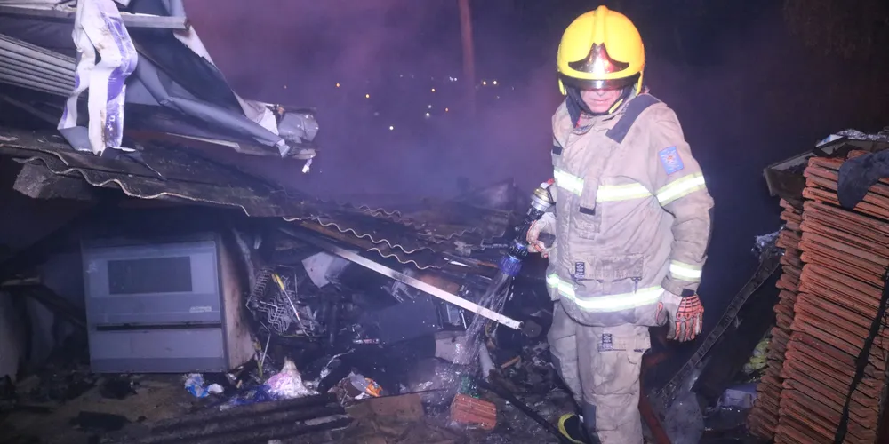 Corpo de Bombeiros realizou ação para conter as chamas
