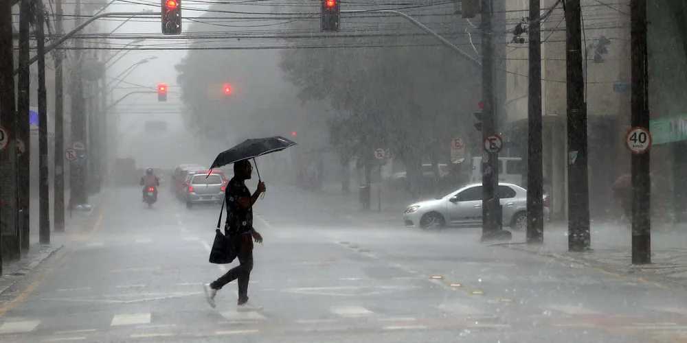 Após domingo marcado por chuva e ventos de mais de 70 km/h, frio vai voltar ao Paraná