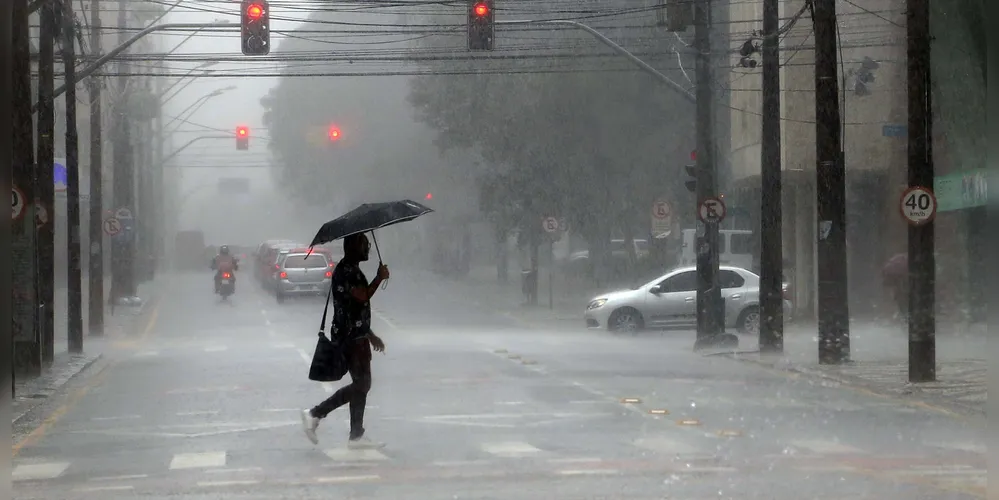 Após domingo marcado por chuva e ventos de mais de 70 km/h, frio vai voltar ao Paraná