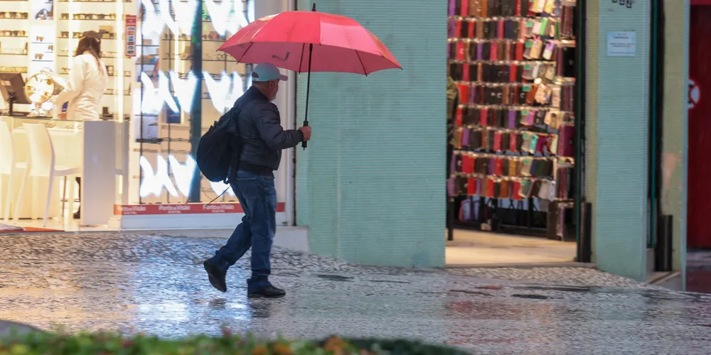 Chuva se aproxima do Paraná depois de mais de 20 dias com predomínio de sol