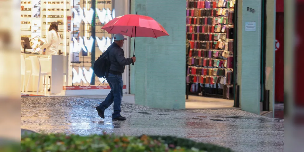 Chuva se aproxima do Paraná depois de mais de 20 dias com predomínio de sol