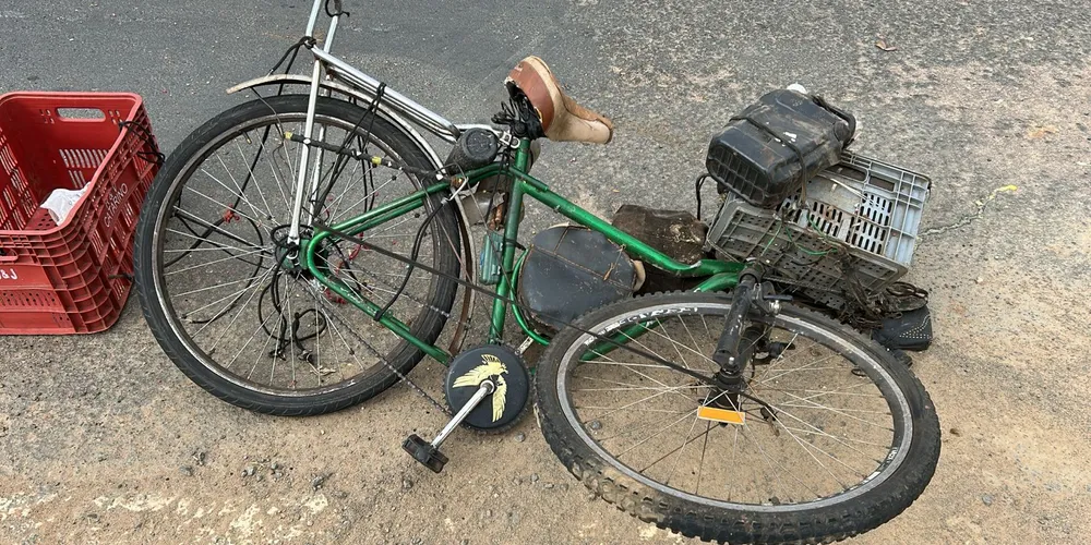 Apesar do impacto, a bicicleta ficou parcialmente destruída