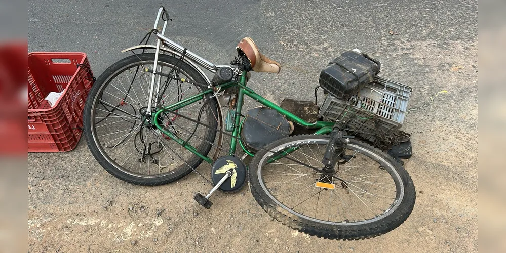 Apesar do impacto, a bicicleta ficou parcialmente destruída