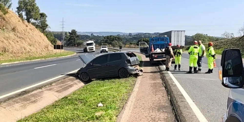 Acidente na PR-151 levou carro a atravessar a rodovia.