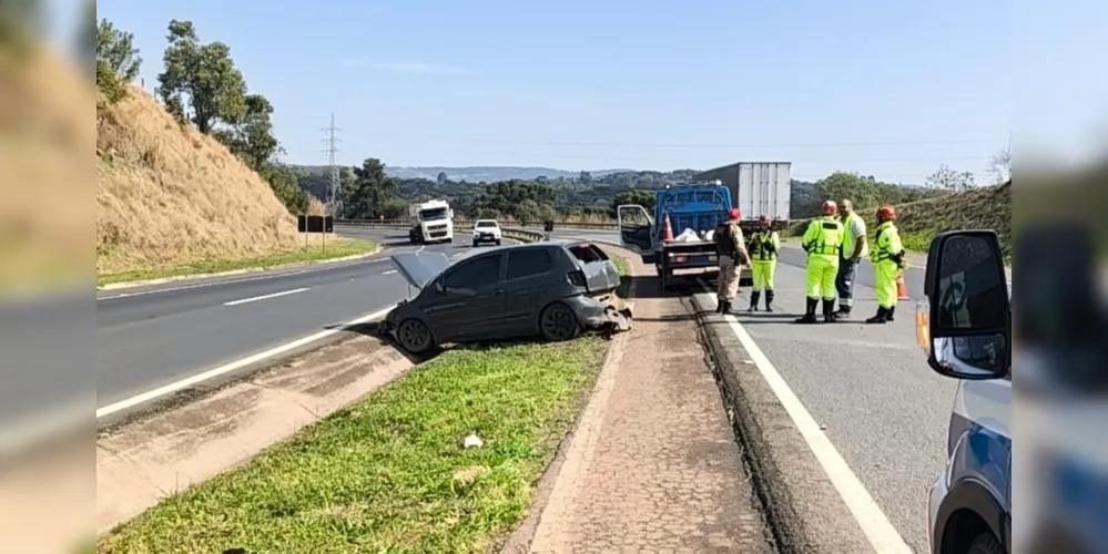 Acidente na PR-151 levou carro a atravessar a rodovia.