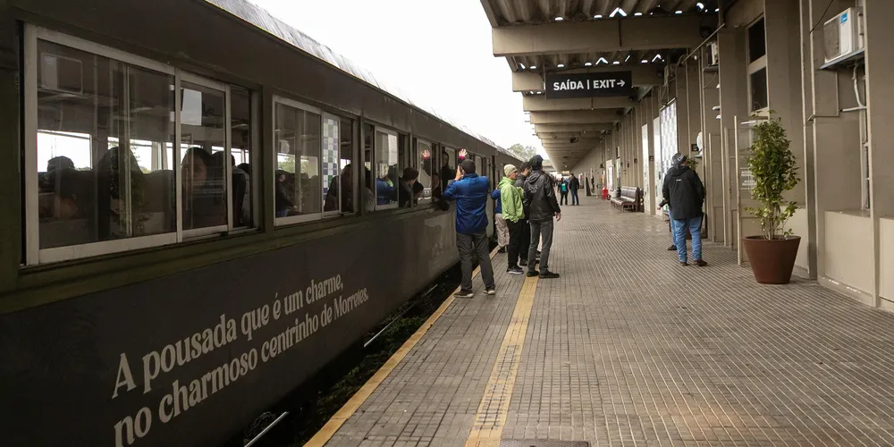 Turismo cresce 5,5% e serviços avançam 2,5% no primeiro semestre no Paraná