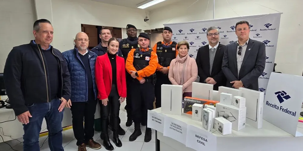 Secretários e representantes de forças de segurança acompanharam a entrega