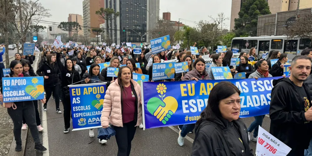 Caminhada em Defesa à APAE realizada em Curitiba no último dia 20.