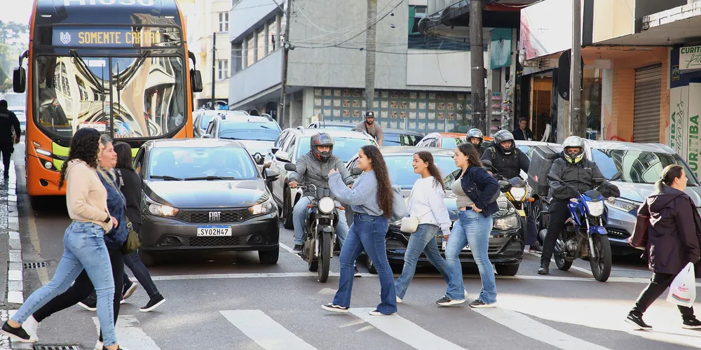 O Dia do Pedestre é celebrado em 8 de agosto. Essa data é um momento para conscientizar sobre a importância da segurança e do respeito aos pedestres no trânsito, destacando a necessidade de motoristas, ciclistas e motociclistas terem cuidado com quem anda a pé