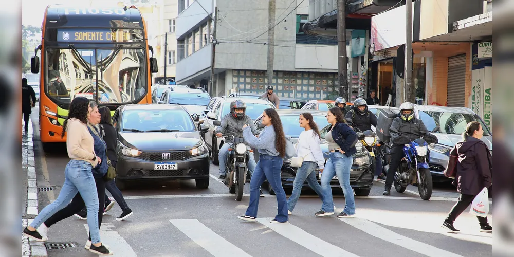 O Dia do Pedestre é celebrado em 8 de agosto. Essa data é um momento para conscientizar sobre a importância da segurança e do respeito aos pedestres no trânsito, destacando a necessidade de motoristas, ciclistas e motociclistas terem cuidado com quem anda a pé