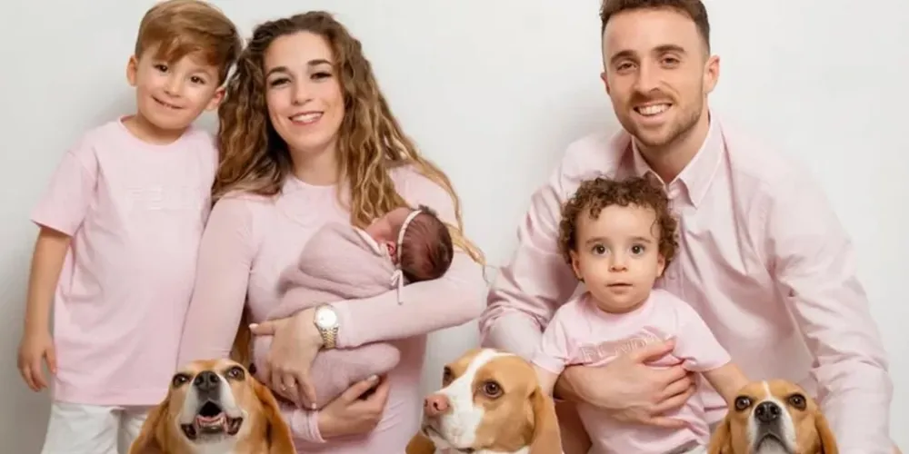 Diogo Jota ao lado de sua esposa e os três filhos