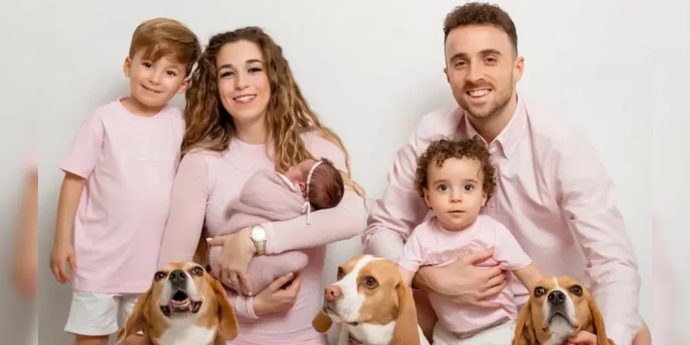 Diogo Jota ao lado de sua esposa e os três filhos