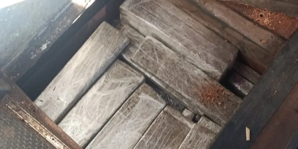 Carga foi encontrada em um  compartimento oculto do ônibus