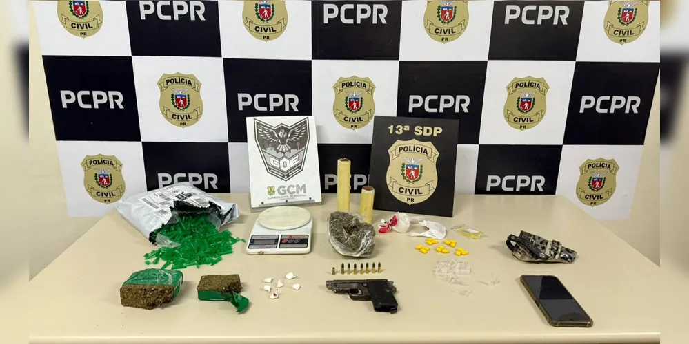Além das drogas, armas e munições também foram apreendidas