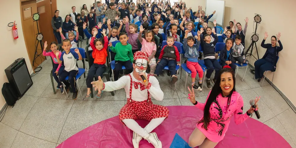 O Palhaço, a Bailarina e a Alegria de Estudar é apresentado em cidades do Paraná.