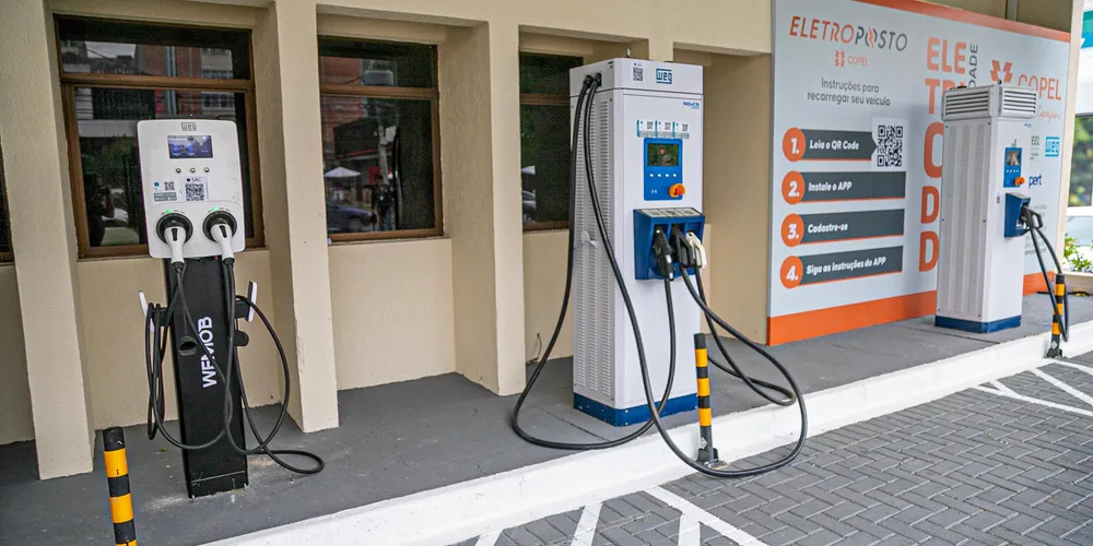 Eletroposto localizado na cidade de Curitiba